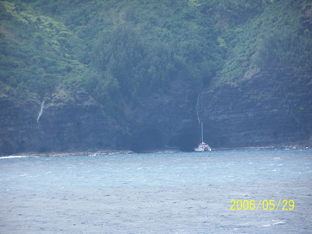 [An Excursion Boat Gets Close to the Waterfall]