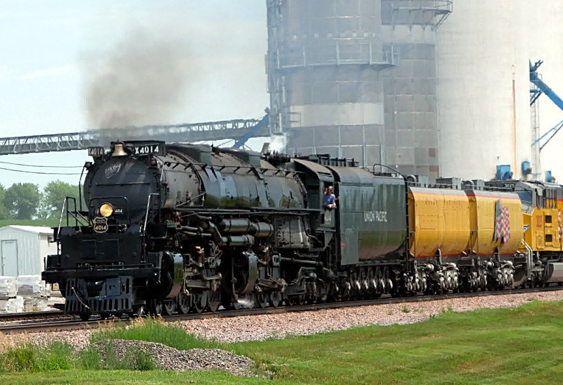 [UP 4014 Approaching Arcadia, Iowa, With Grain Elevators in Background]